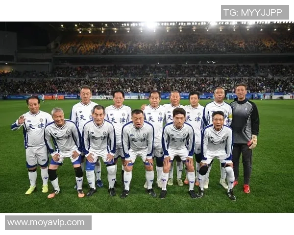 国内明星与足球明星亲密合影瞬间展现跨界魅力与友谊的精彩时刻